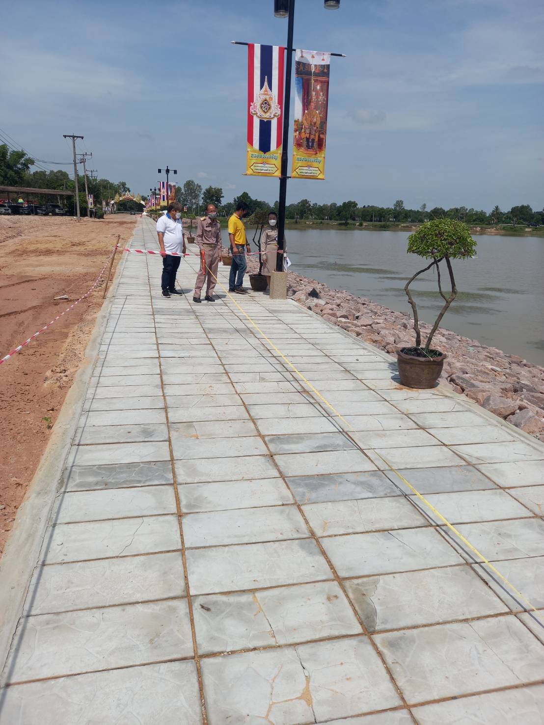 งานจ้างก่อสร้างพัฒนาแหล่งท่องเที่ยวโสกใหญ่ หมู่ที่ 5 โดยมีงานถมดิน งานตลิ่งแบบหินทิ้ง งานคอนกรีตผิวพื้นทางเท้า งานแบบหล่อคอนกรีต งานตะแกรงเหล็กเสริมคอนกรีต งานท่อระบายน้ำ งานจัดหาและปลูกพันธุ์ไม้ประดับ งานเครื่องออกกำลังกายและเครื่องเล่น ทต.คำขวาง อ.วารินชำราบ จ.อุบลฯ